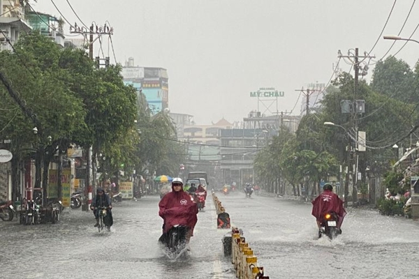 Mưa lớn kéo dài, nhiều tuyến đường của Thành phố Hồ Chí Minh chìm trong biển nước”